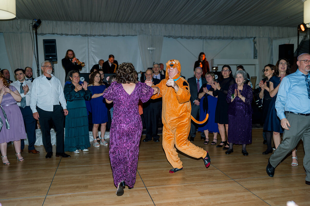 Eliana-Melmed-Photography-Chicago-LosAngeles-Jewish-WeddingPhotography-SimchaDancing-00063