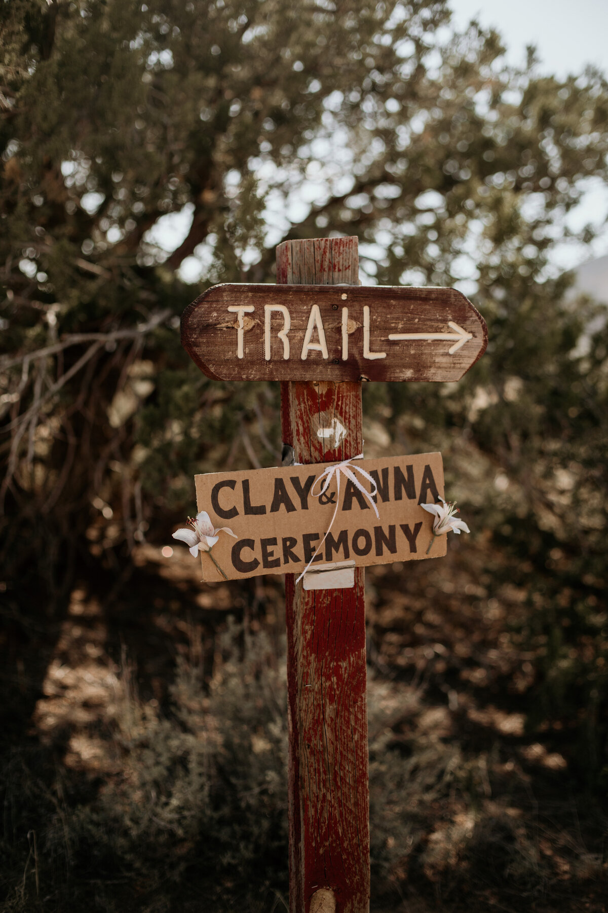 trail sign pointing towards elopement location