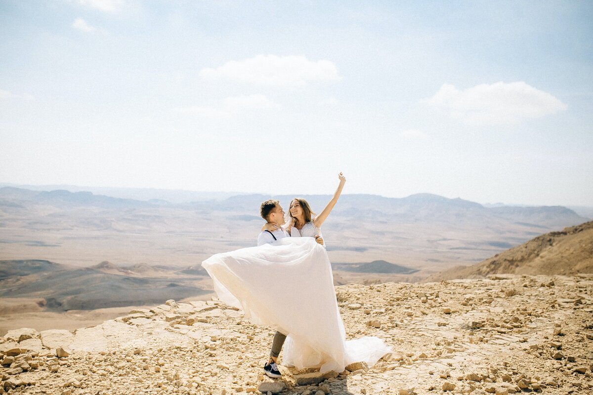 bride-and-groom-desert-elopement