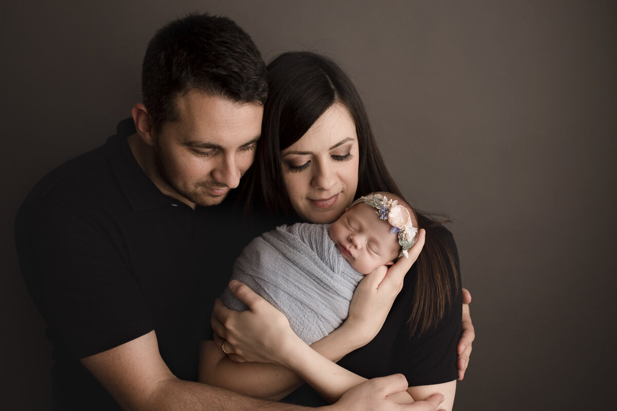 newborn-portraits-with-parents-rebecca-joslyn