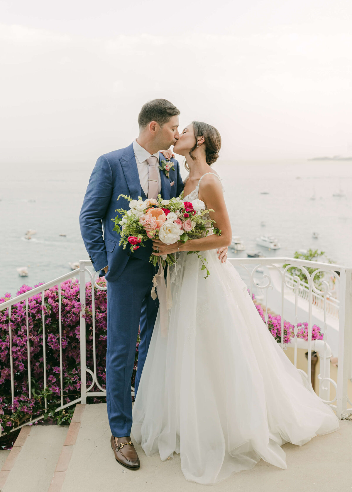chloe-winstanley-italian-wedding-positano-hotel-marincanto-kiss