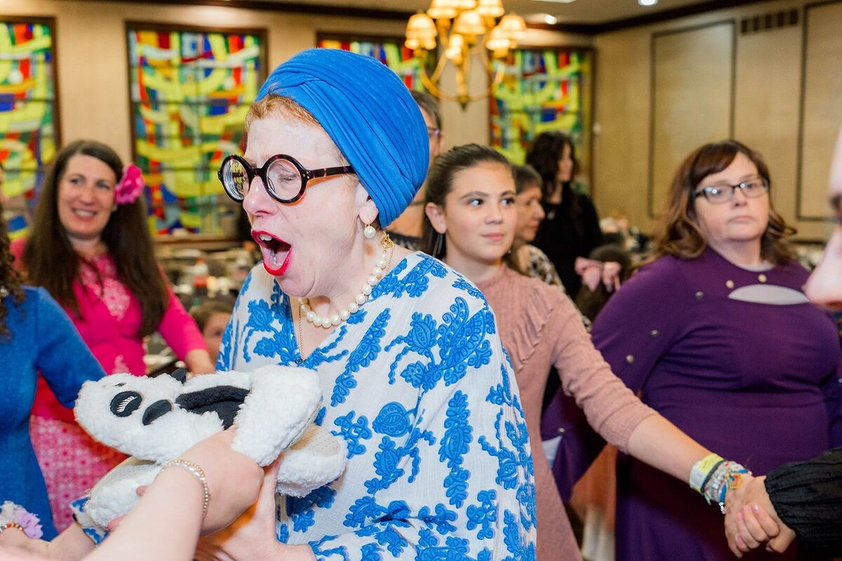 Eliana-Melmed-Photography-Chicago-LosAngeles-Jewish-WeddingPhotographer-CarmiKalman-WomensDancing-00030