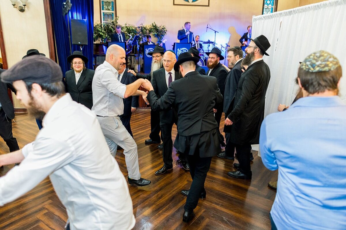 Eliana-Melmed-Photography-Chicago-LosAngeles-Jewish-WeddingPhotographer-CarmiKalman-MensDancing-00084