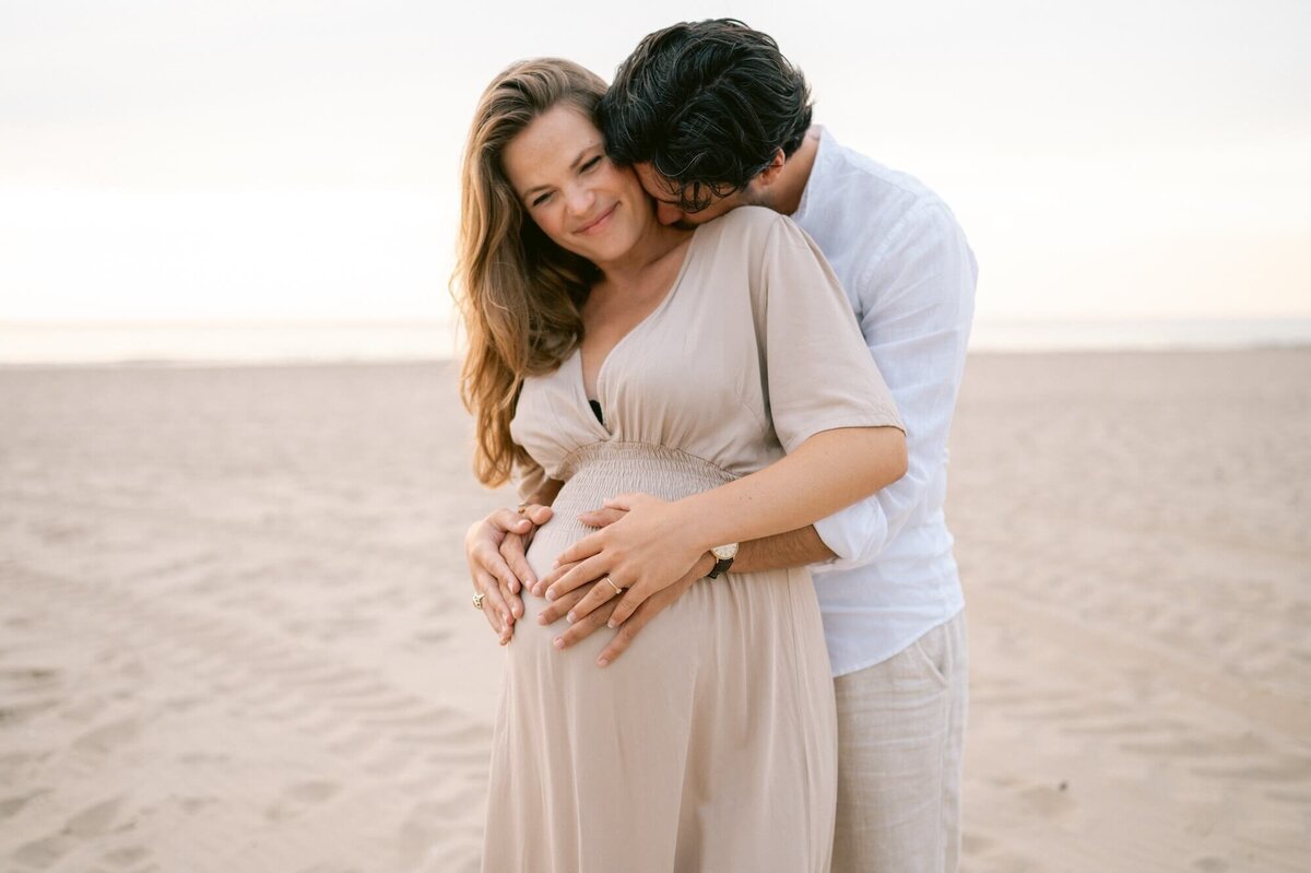 Zwangerschapsshoot met koppel op het strand Hadassah Fotografeert