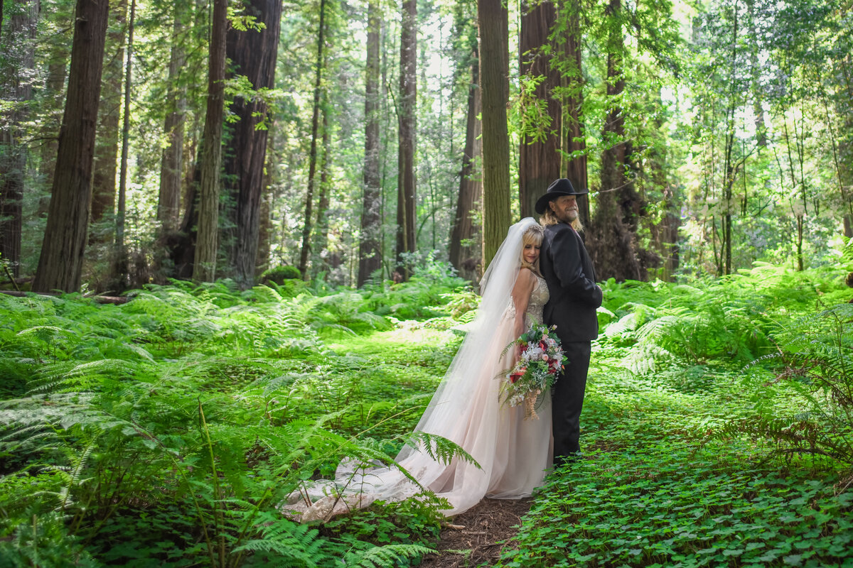 Redway-California-elopement-photographer-Parky's-Pics-Photography-redwoods-elopement-Avenue-of-the-Giants-Pepperwood-California-11.jpg (2)