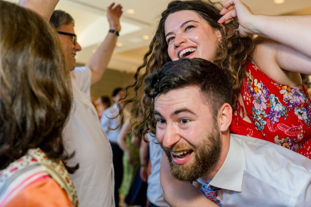 Eliana-Melmed-Photography-Chicago-LosAngeles-Jewish-WeddingPhotography-ShulaNoah-Simcha-Dancing-00002