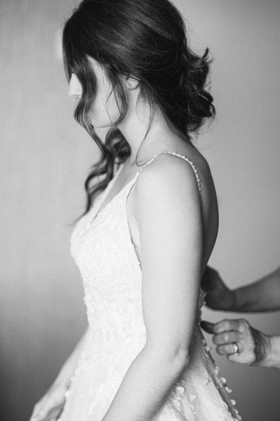 Alyssa-Marie-Photography-wedding-day-portrait-bride-puts-on-dress