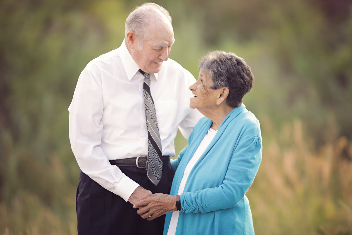Family-Photos-photography-photographer-yvonne-min-field-lake-grandparents-anniversary-outside-natural-light-golden-hour-sunset-erie-thornton-denver-north-colorado-arvada-northglenn-westminster-brighton-couple-love-images-canon-37