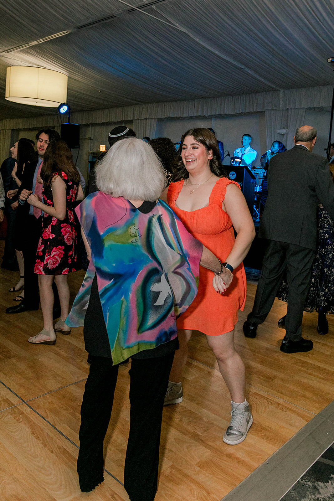 Eliana-Melmed-Photography-Chicago-LosAngeles-Jewish-WeddingPhotography-Dancefloor-00119
