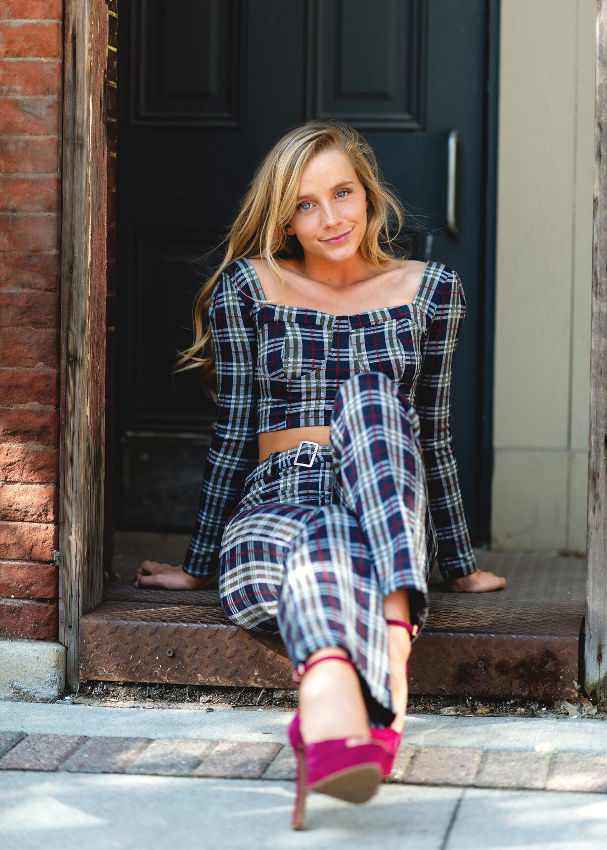 Des-Moines-Iowa-Senior-Theresa-Schumacher-Photography-Girl-Urban-Downtown-Pink-Shoes-Free-People