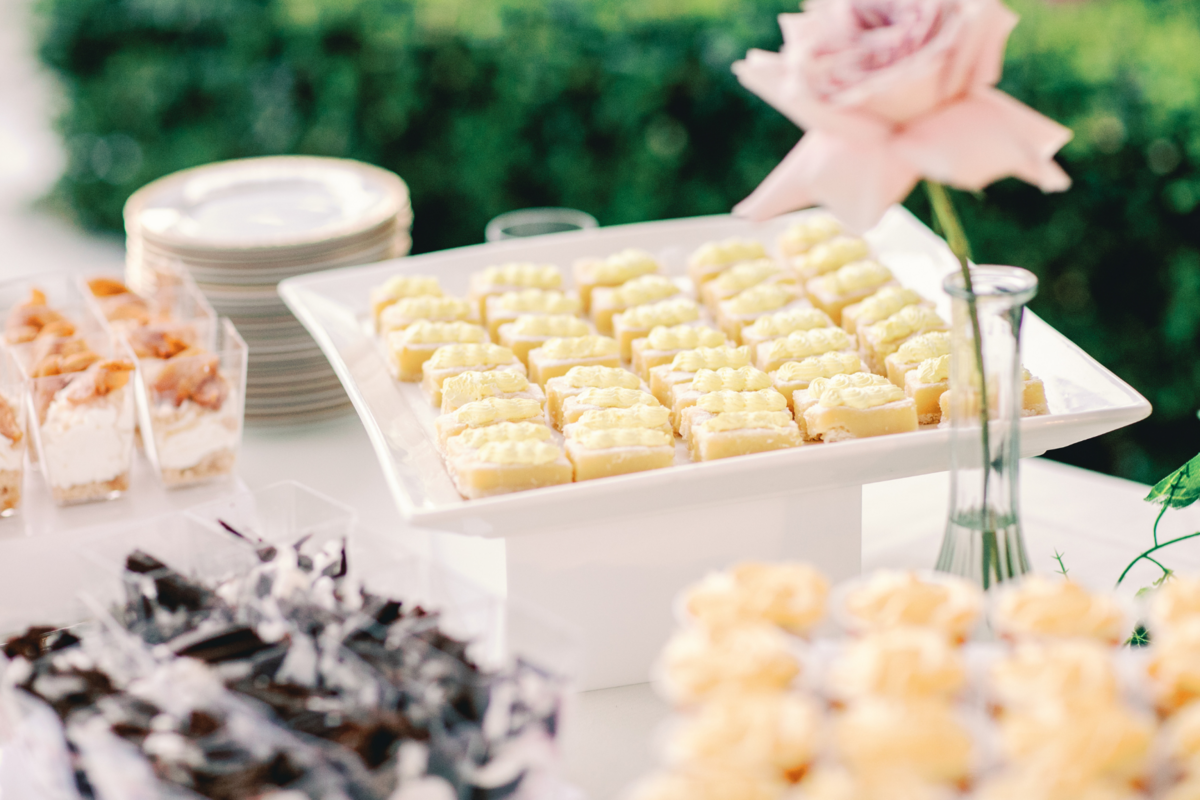 outdoor-reception-dessert-bar
