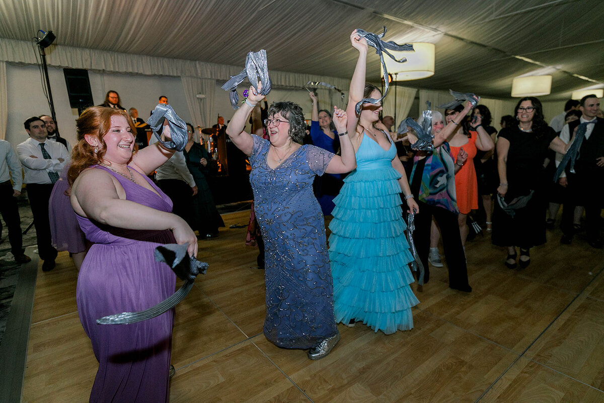 Eliana-Melmed-Photography-Chicago-LosAngeles-Jewish-WeddingPhotography-SimchaDancing-00076