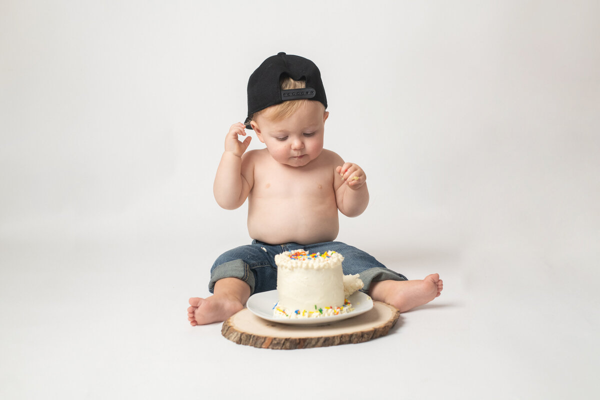 cuyahoga-falls-cake-smash-photographer-jeans-and-hat
