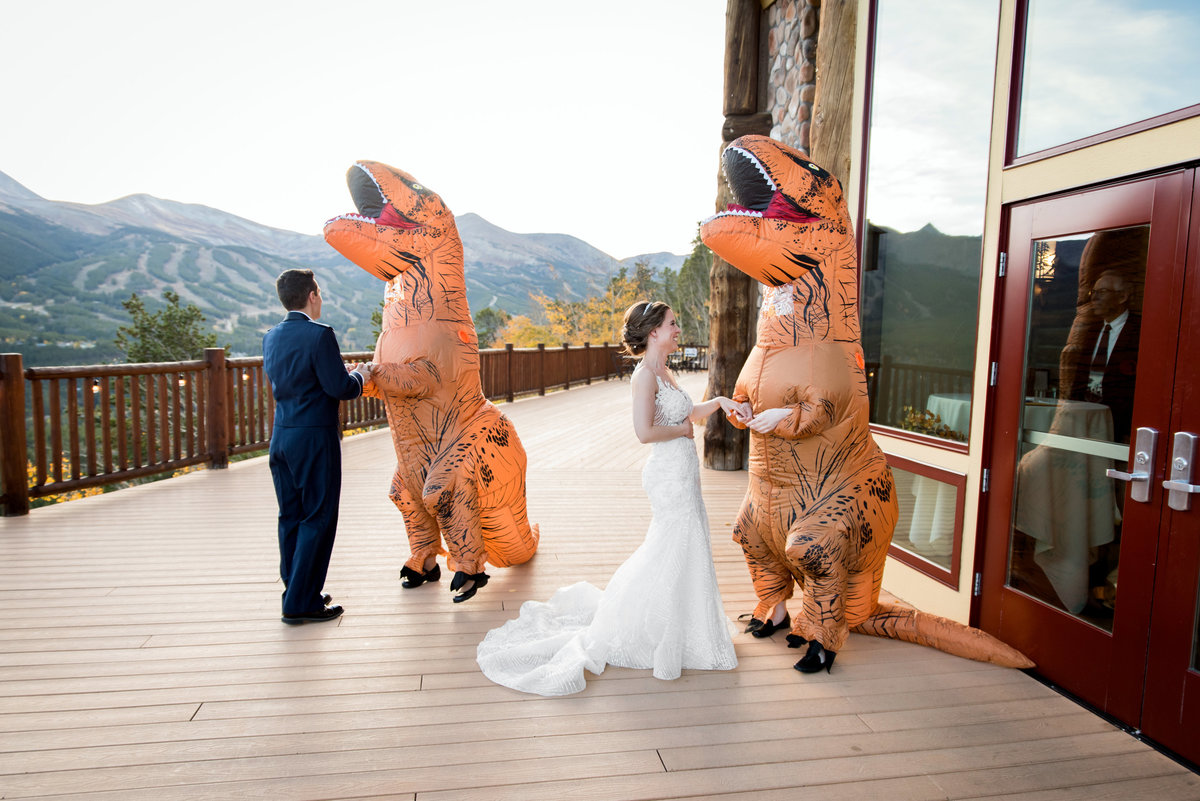 dinosaur-wedding-photos