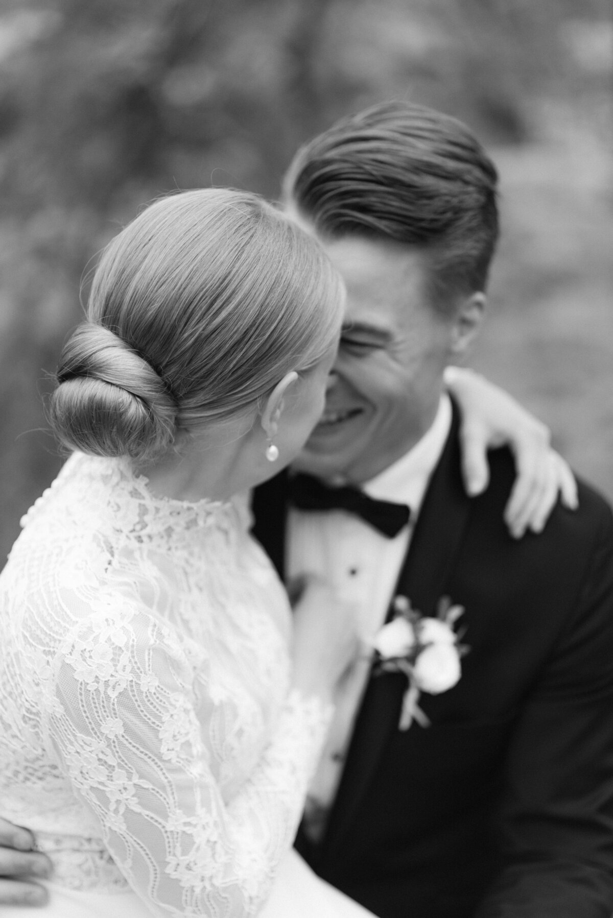 Wedding couple hugging during a wedding photo shoot with photographer Hannika Gabrielsson.