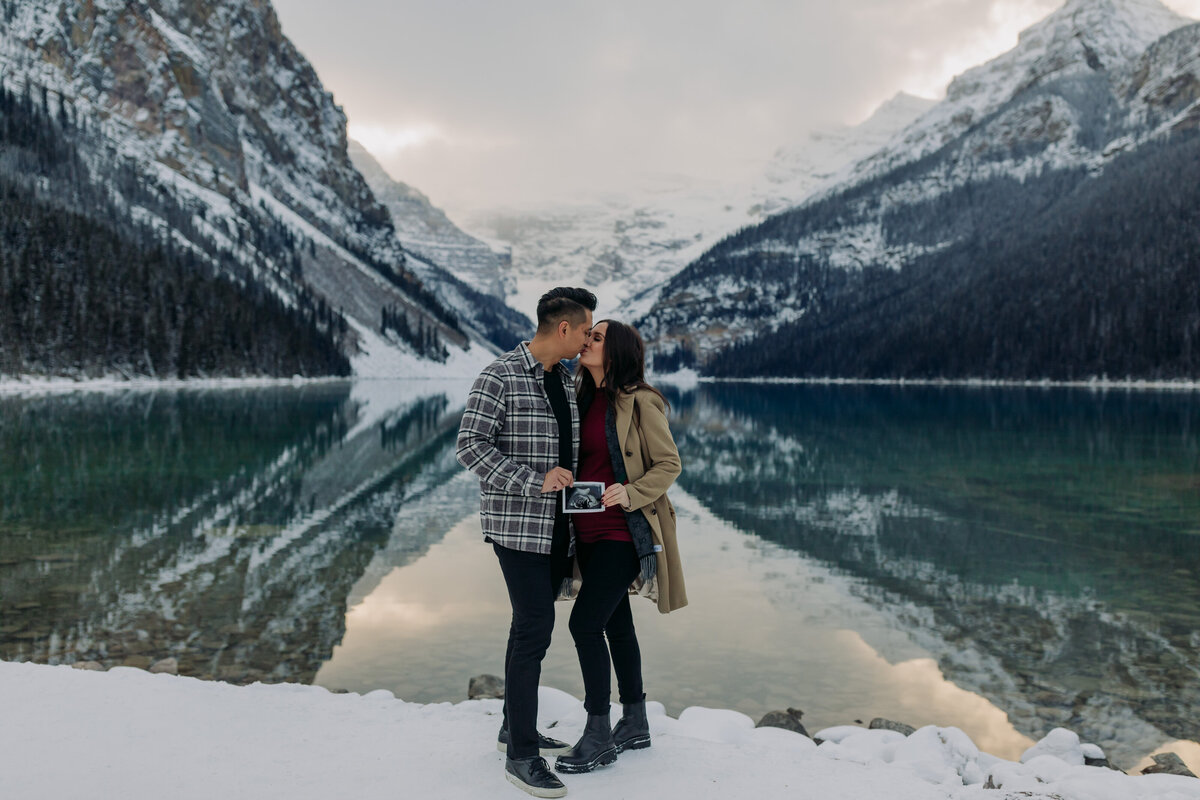 snowy-lake-louise-maternity-baby-announcement-34