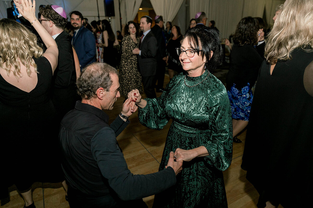 Eliana-Melmed-Photography-Chicago-LosAngeles-Jewish-WeddingPhotography-Dancefloor-00172