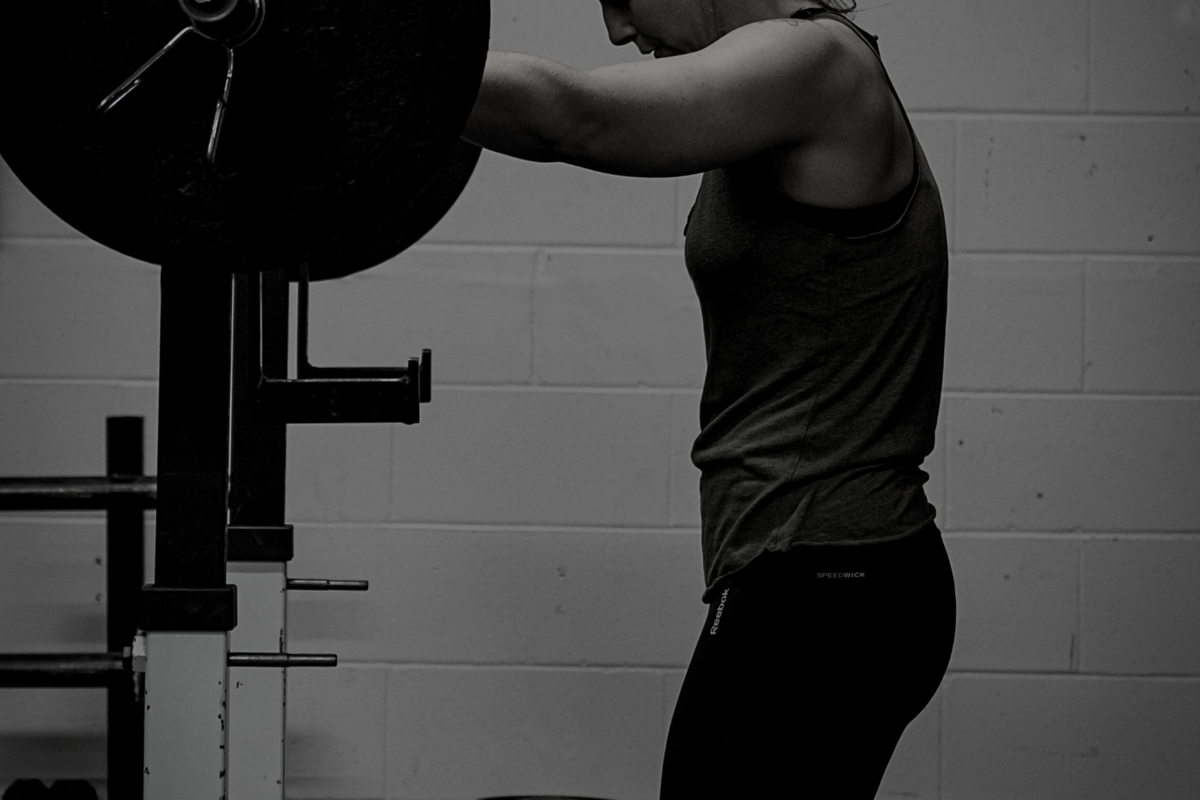 crossfit-barbell-weightlifting-woman