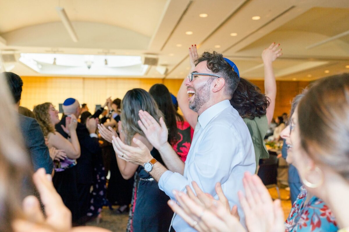 Eliana-Melmed-Photography-Chicago-LosAngeles-Jewish-WeddingPhotography-ShulaNoah-Simcha-Dancing-00025