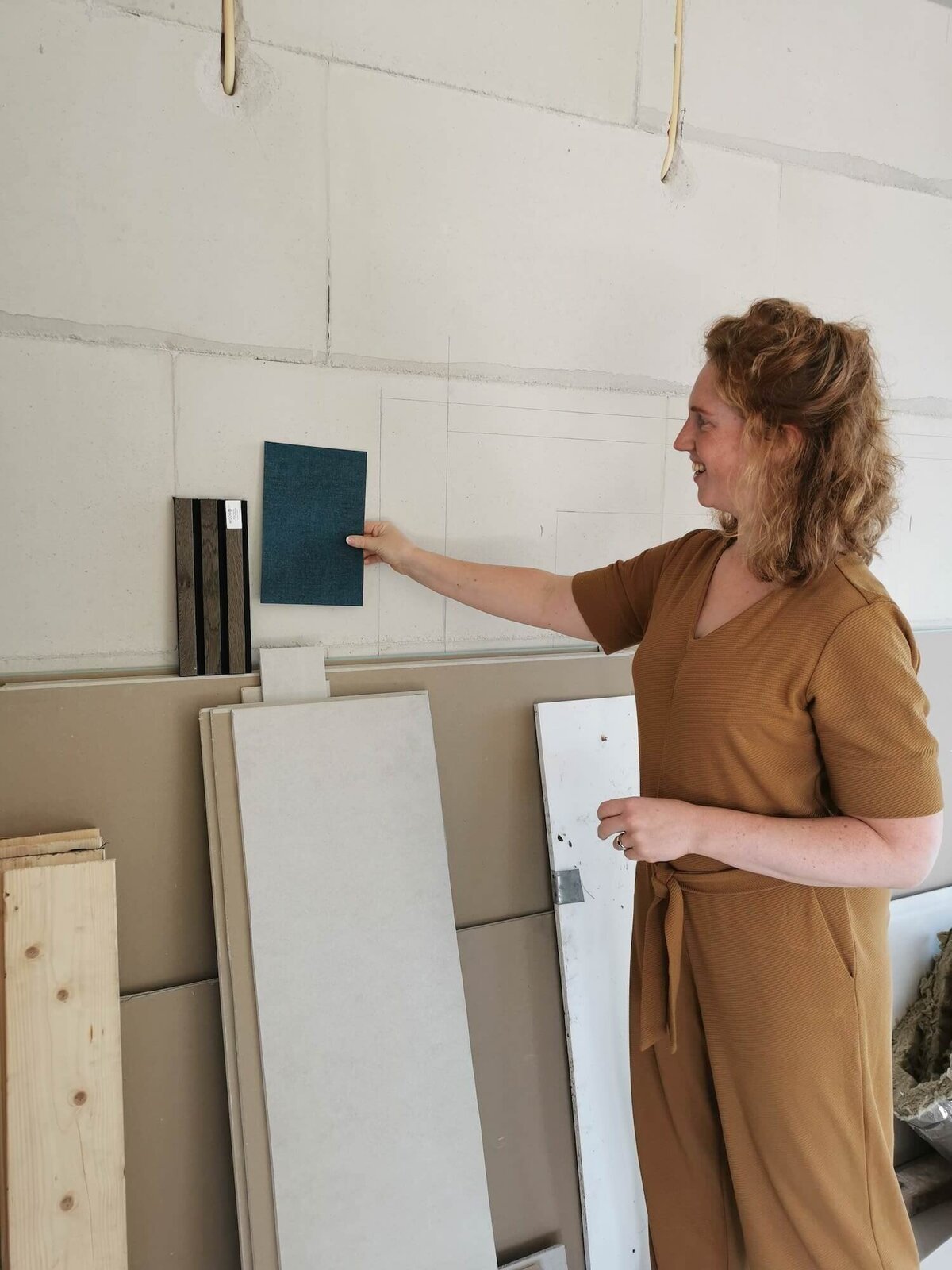 Annemarie Taekema kiest stalen uit voor interieurinrichting tijdens personal woonshoppen