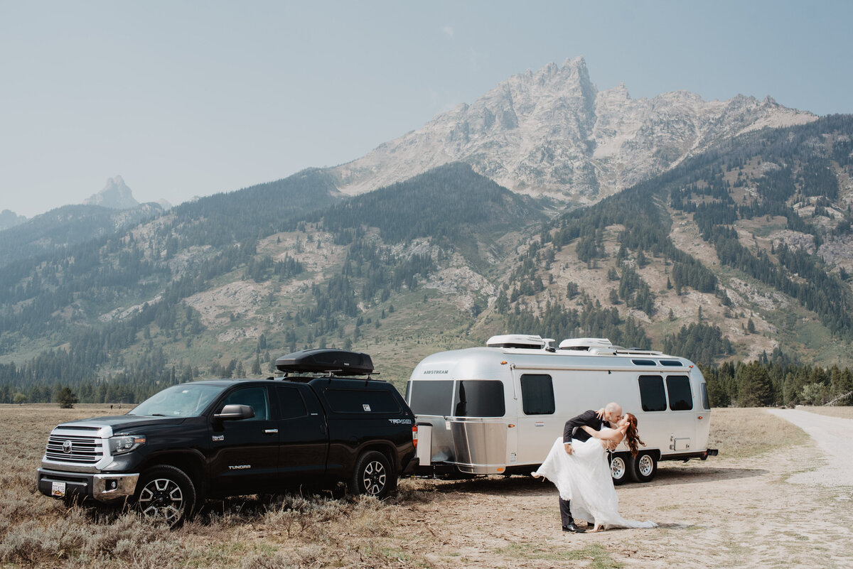 Jackson Hole photographers capture bride and groom dip kiss