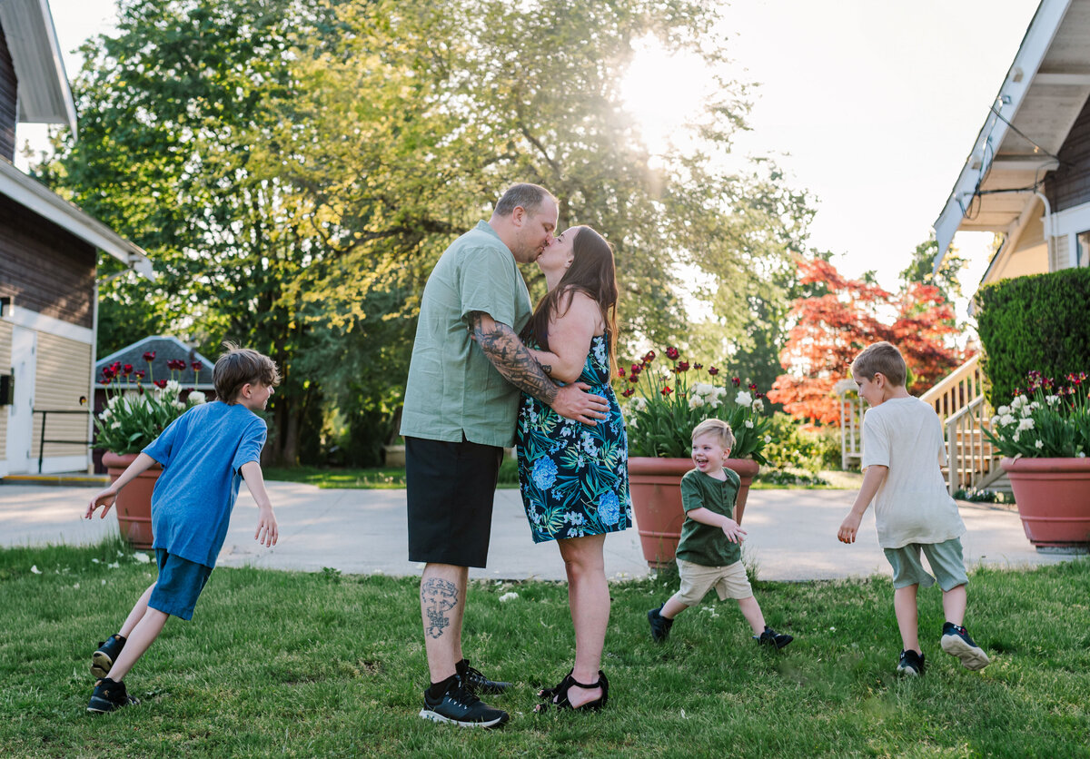Family-photo-kids-running