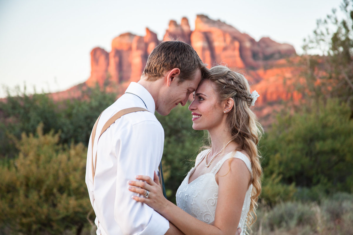 K and T get married with a beautiful Cathedral Rock backdrop, By Danielle Holman Wedding Photography