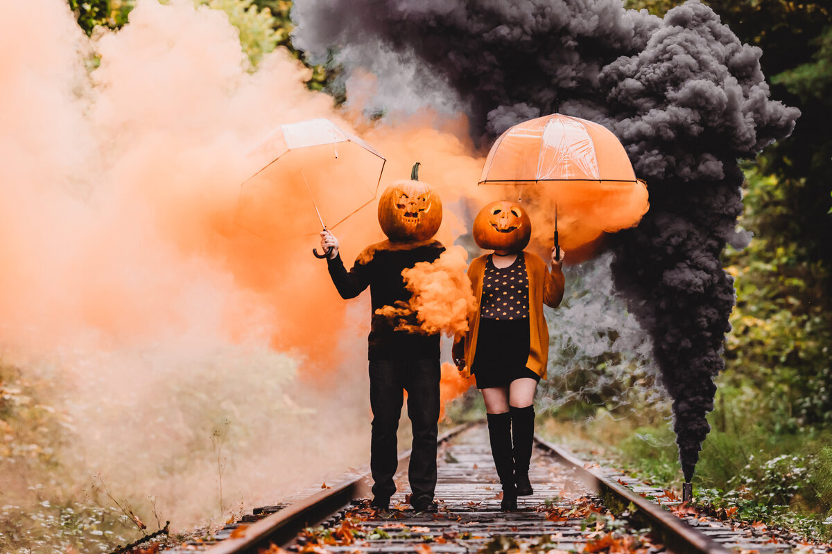 Halloween_Pumpkin_Smoke_Bomb_Couple_Shoot-32