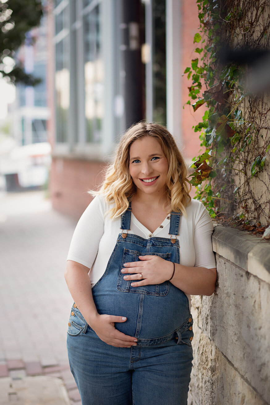 uptown maternity session charlotte the green in overalls (1)