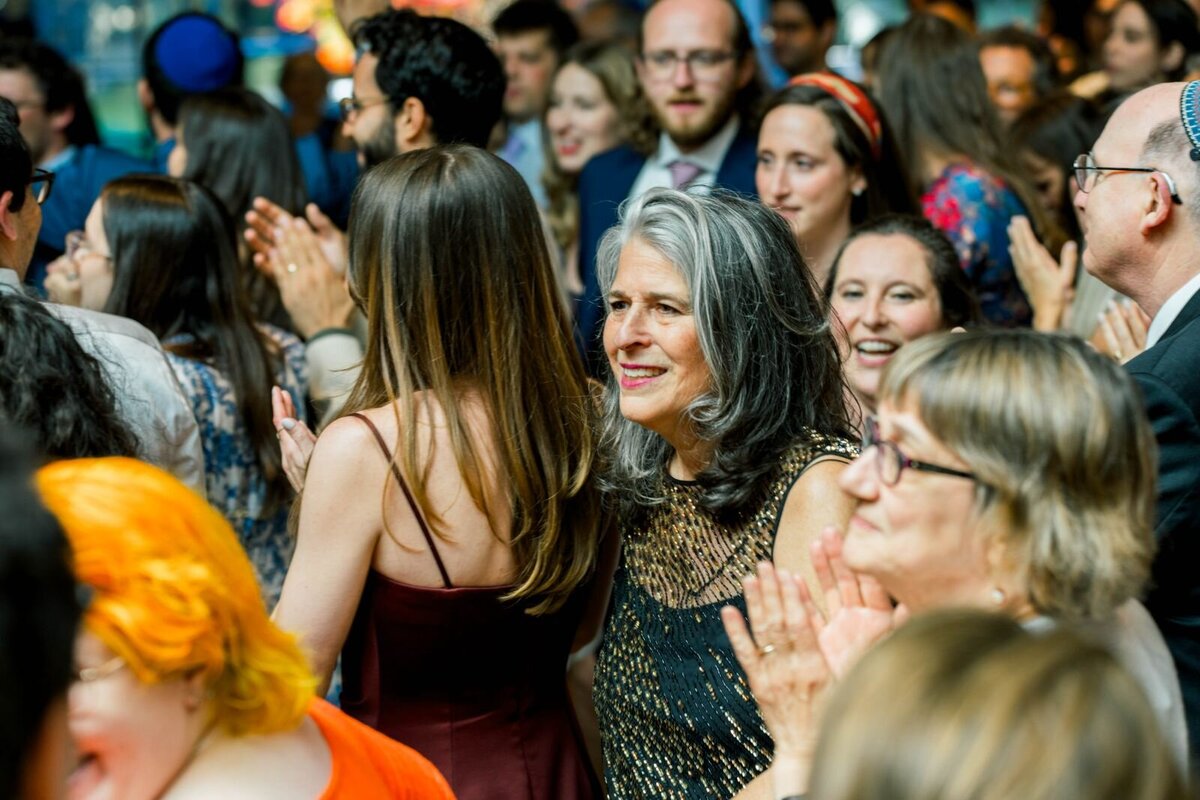 Eliana-Melmed-Photography-Chicago-LosAngeles-Jewish-WeddingPhotography-ShulaNoah-Simcha-Dancing-00120