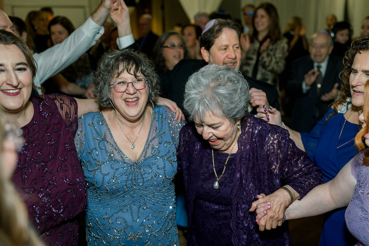Eliana-Melmed-Photography-Chicago-LosAngeles-Jewish-WeddingPhotography-SimchaDancing-00228