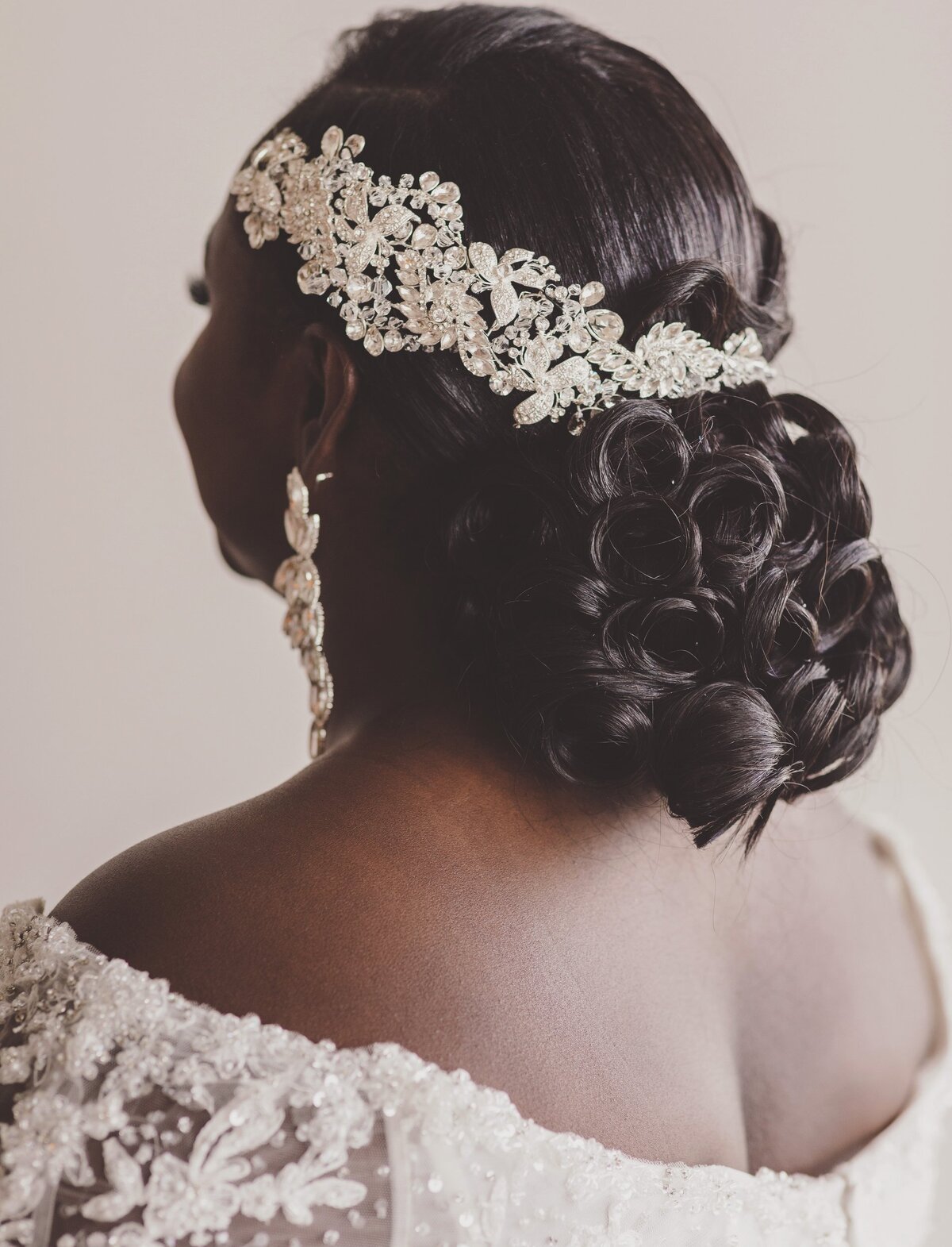 Close up of brides hair at wedding