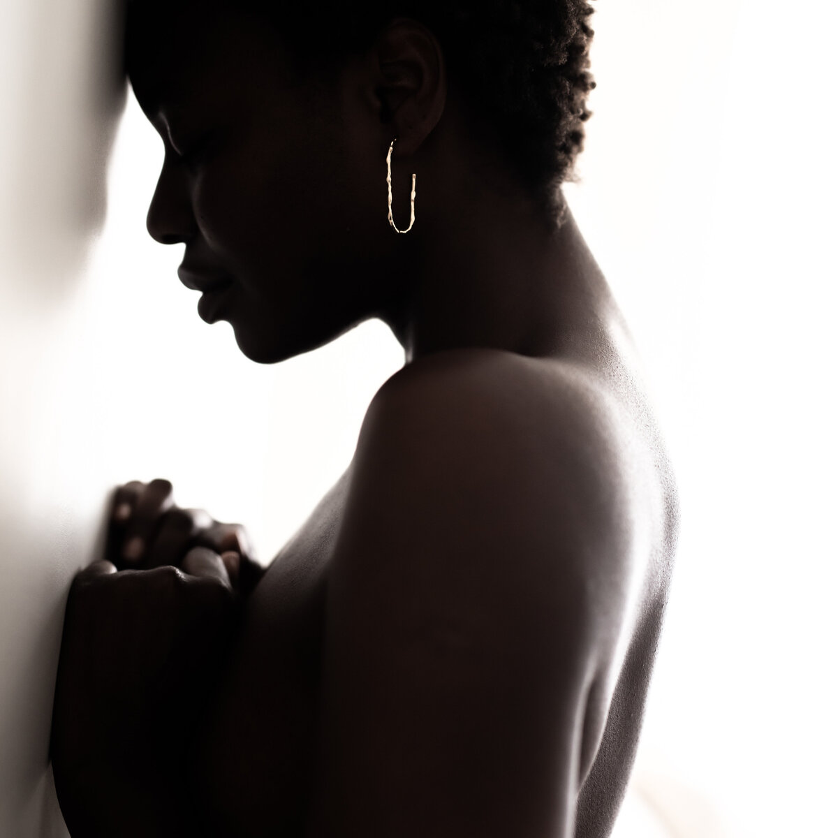 Minimalist jewelry look on Black woman