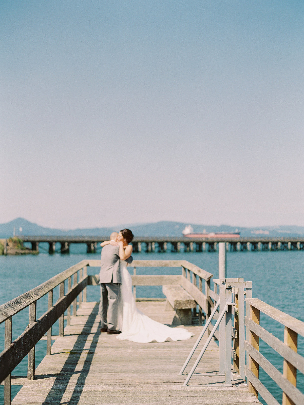 Waterfront destination wedding in Astoria Oregon © Bonnie Sen Photography