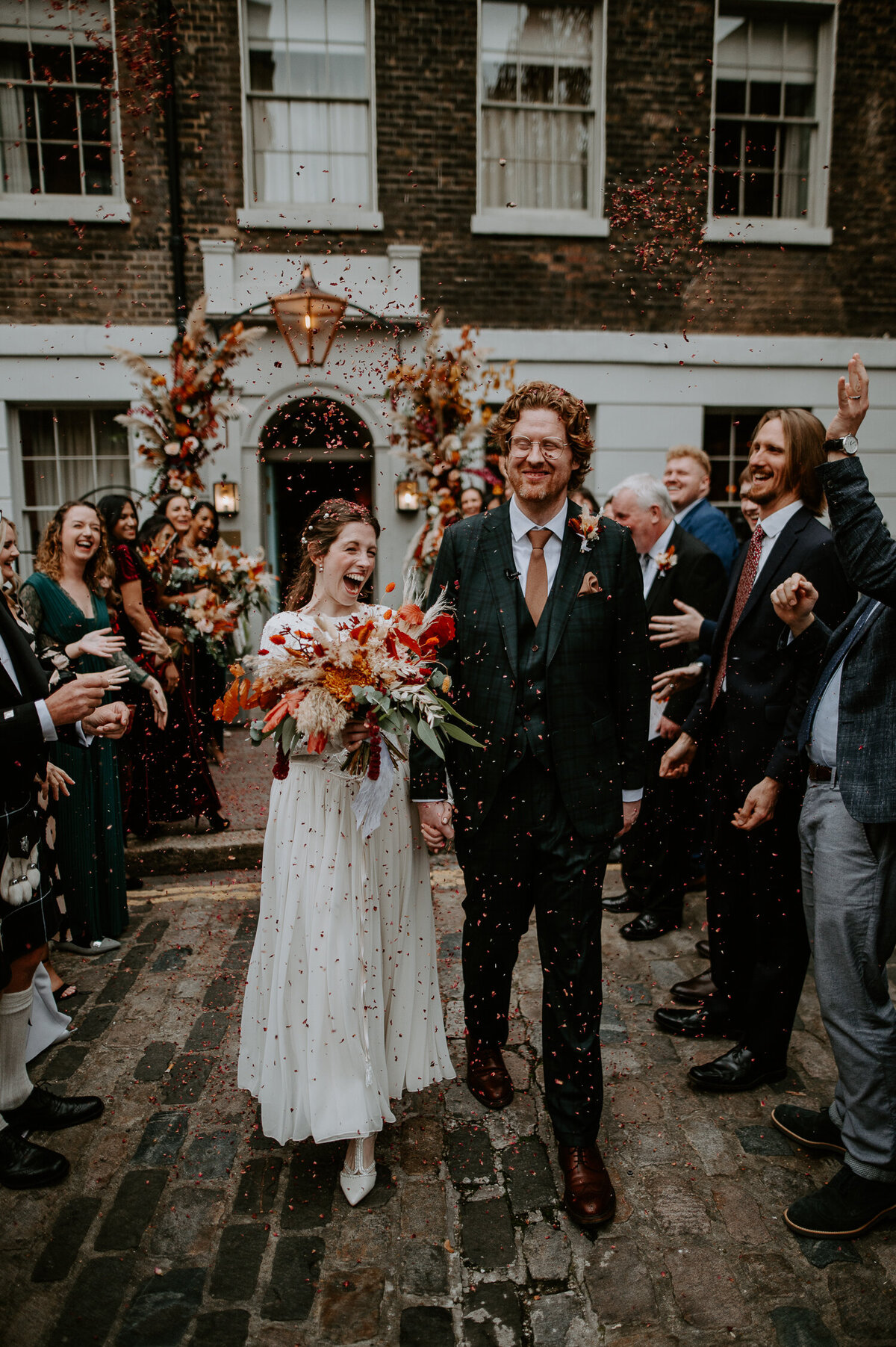 Married in the cool London location of The Zetter Townhouse in Islington Laura & Ian had an amazing Autumnal vibe wedding. Laura wearing her Mum’s dress was a great little addition to her day. The florals by the amazing @blooming_flair really set the tones for the wedding in regards to editing.