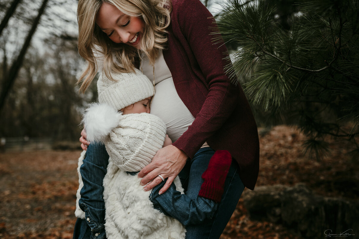 Capture the magic of maternity with sweet sibling kisses. Shannon Kathleen Photography immortalizes the bond in every peck on the belly. Book now for a heartwarming session.