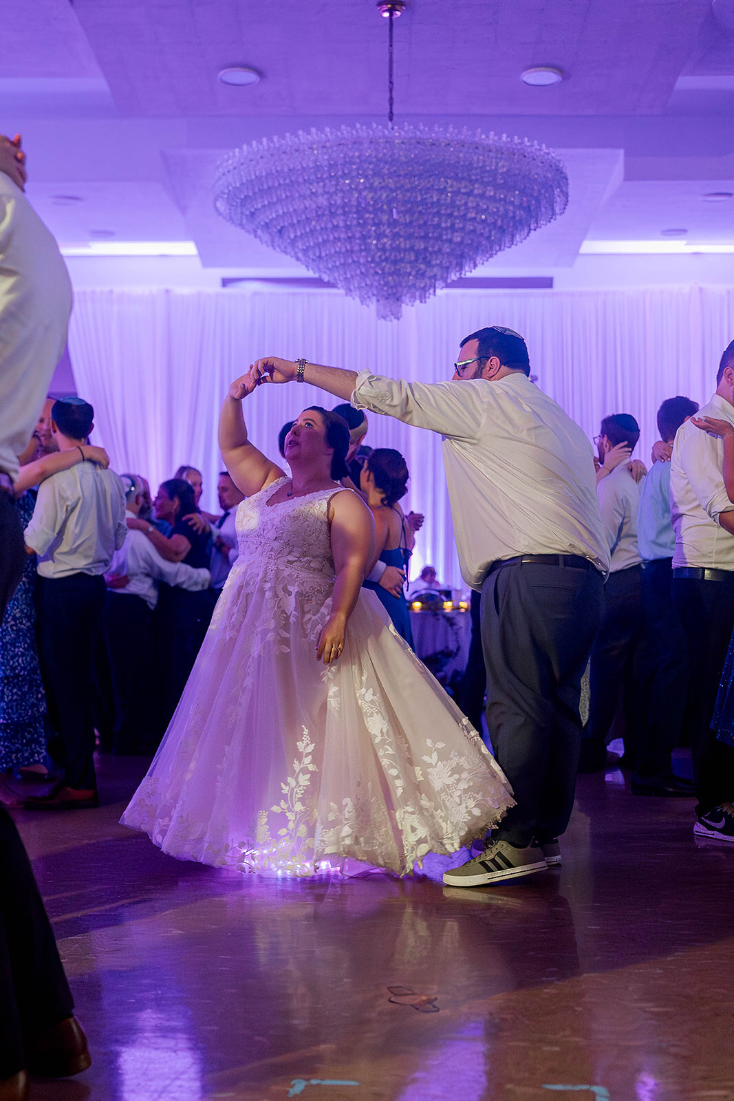 Eliana-Melmed-Photography-Chicago-LosAngeles-Jewish-WeddingPhotography-ElianaSklar-DanceFloor-00088