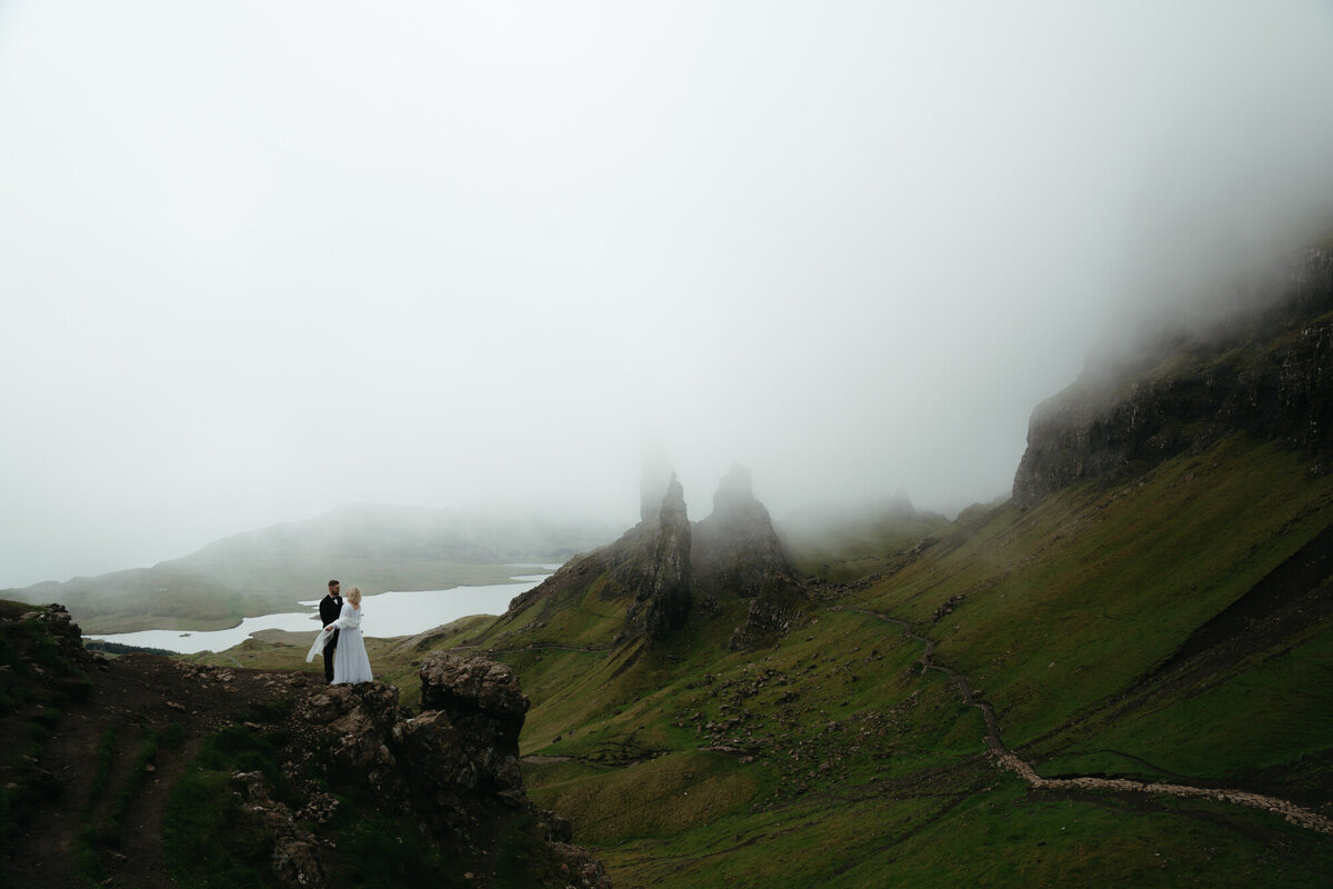 the_chaffins_international_destination_wedding_elopement_photographers_sammie_chaffin_micah_editorial_adventure_photos_travel_isle_of_skye_scotland_6