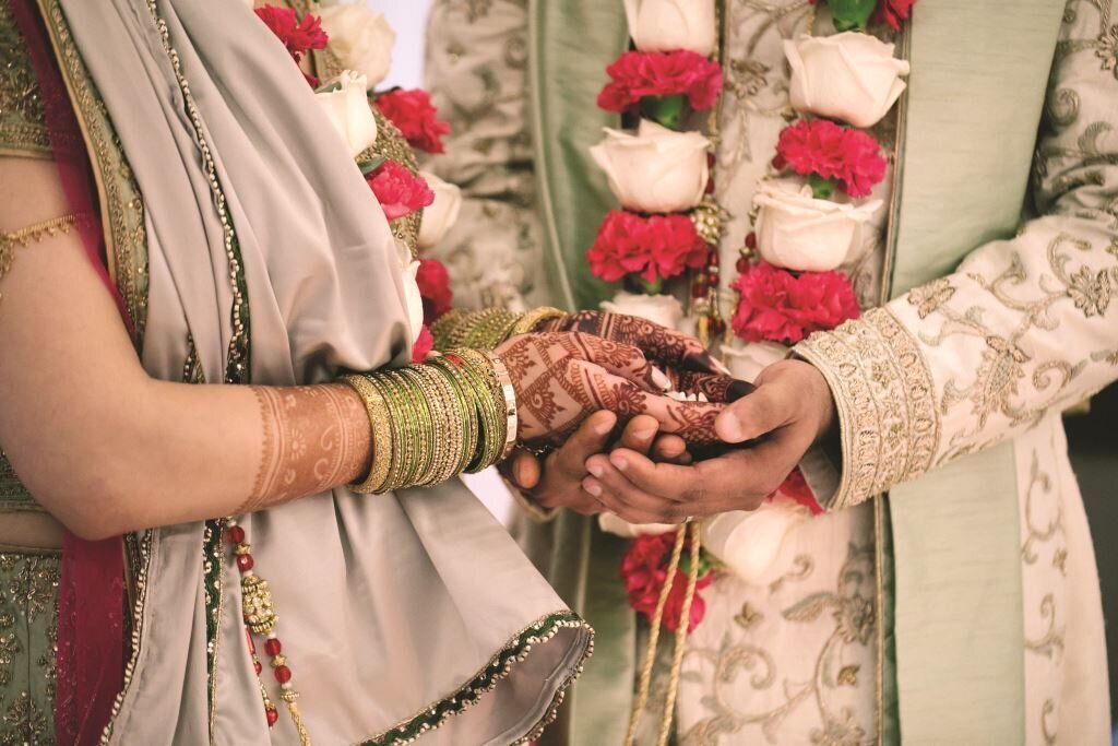 hindu-wedding-ceremony-white-blush-gold (4)