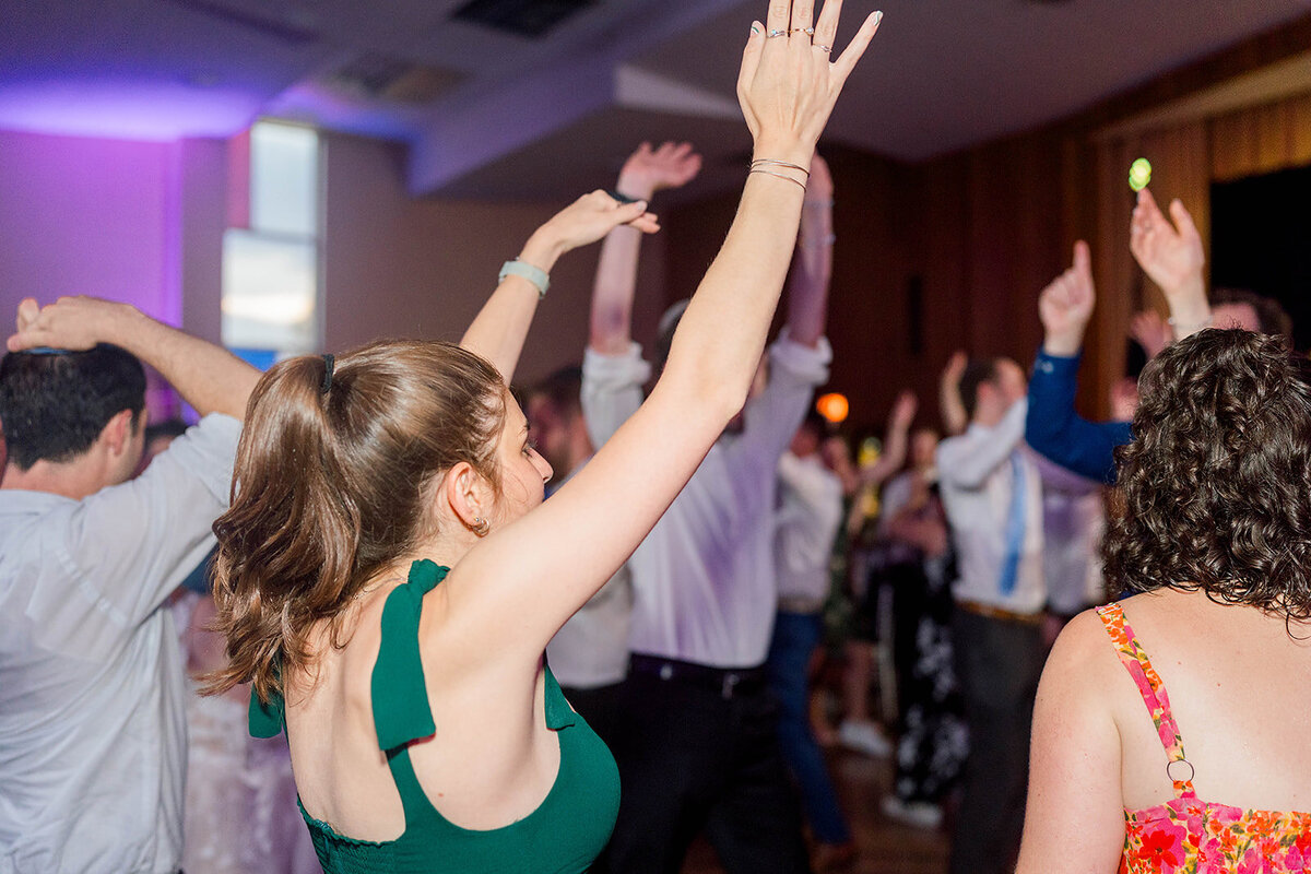 Eliana-Melmed-Photography-Chicago-LosAngeles-Jewish-WeddingPhotography-ElianaSklar-DanceFloor-00103