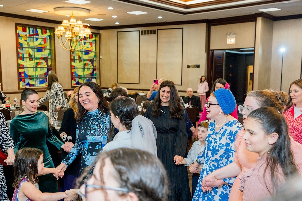 Eliana-Melmed-Photography-Chicago-LosAngeles-Jewish-WeddingPhotographer-CarmiKalman-WomensDancing-00052