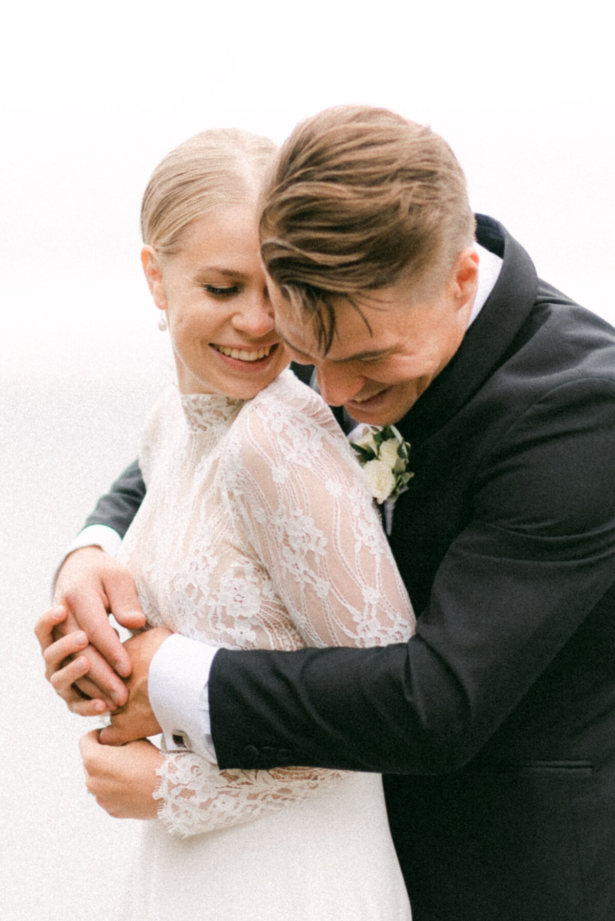 A wedding couple hugging in their wedding image by photographer Hannika Gabrielsso