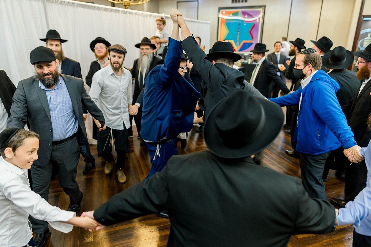 Eliana-Melmed-Photography-Chicago-LosAngeles-Jewish-WeddingPhotographer-CarmiKalman-MensDancing-00053