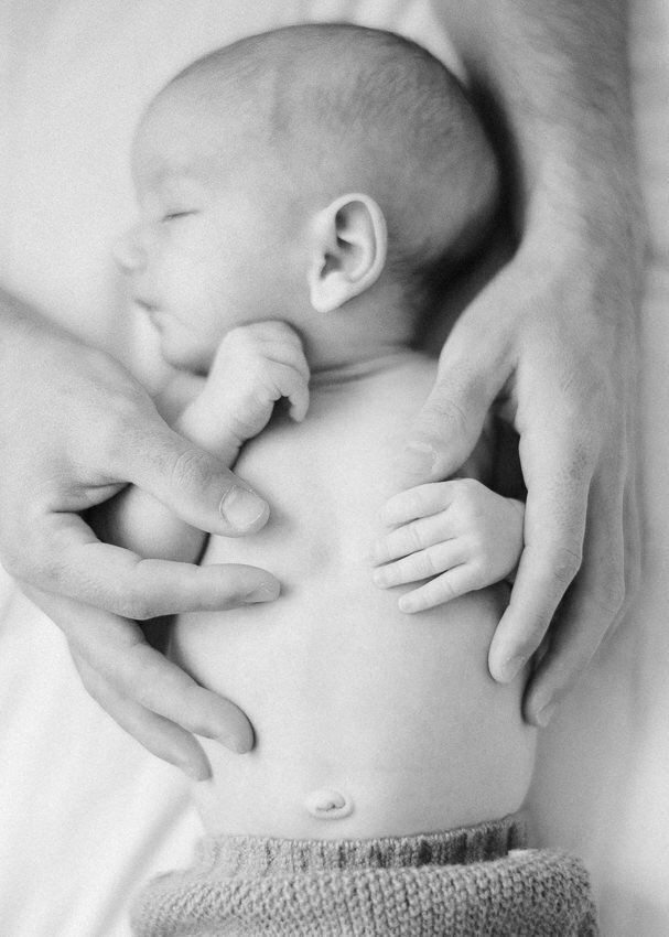 Tendre moment entre un nouveau-né et son parent capturé par un photographe professionnel à Bordeaux