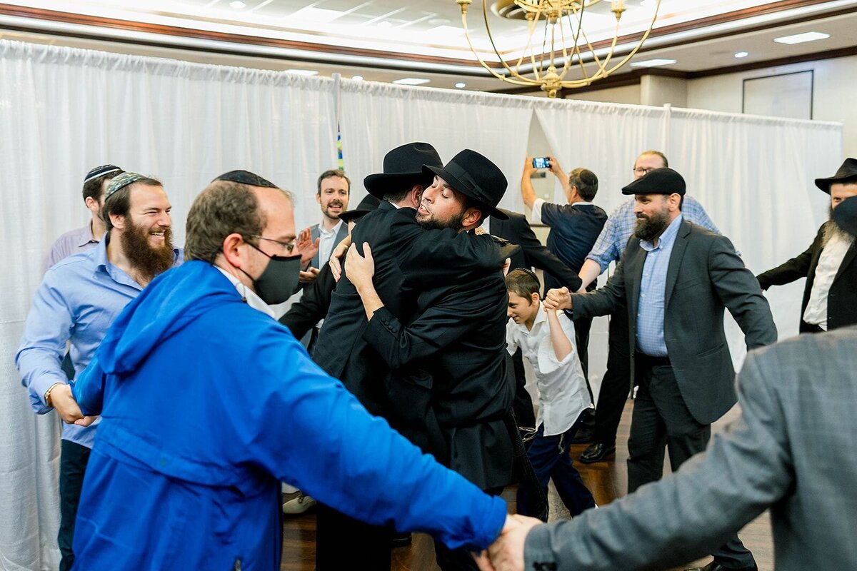 Eliana-Melmed-Photography-Chicago-LosAngeles-Jewish-WeddingPhotographer-CarmiKalman-MensDancing-00067