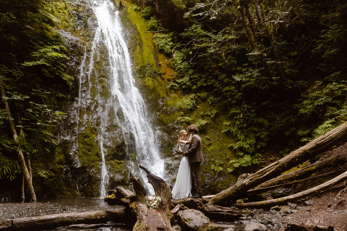 washington-waterfall-elopement-8