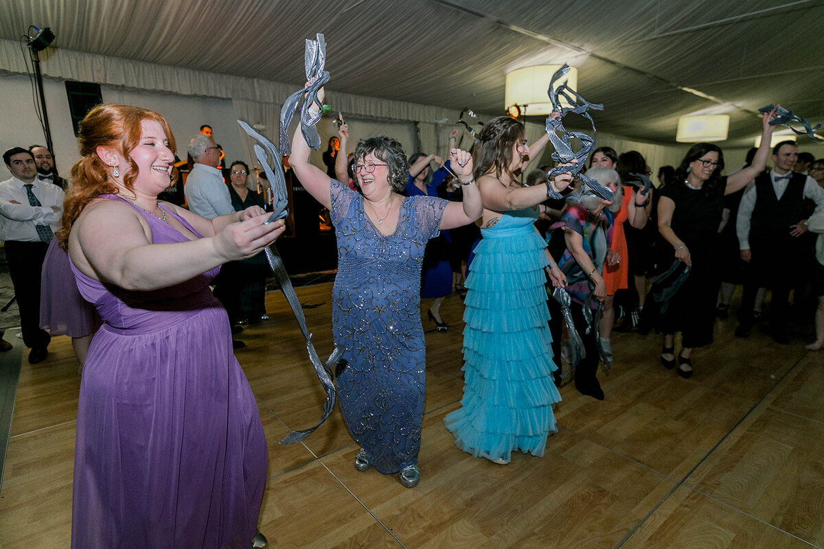 Eliana-Melmed-Photography-Chicago-LosAngeles-Jewish-WeddingPhotography-SimchaDancing-00075