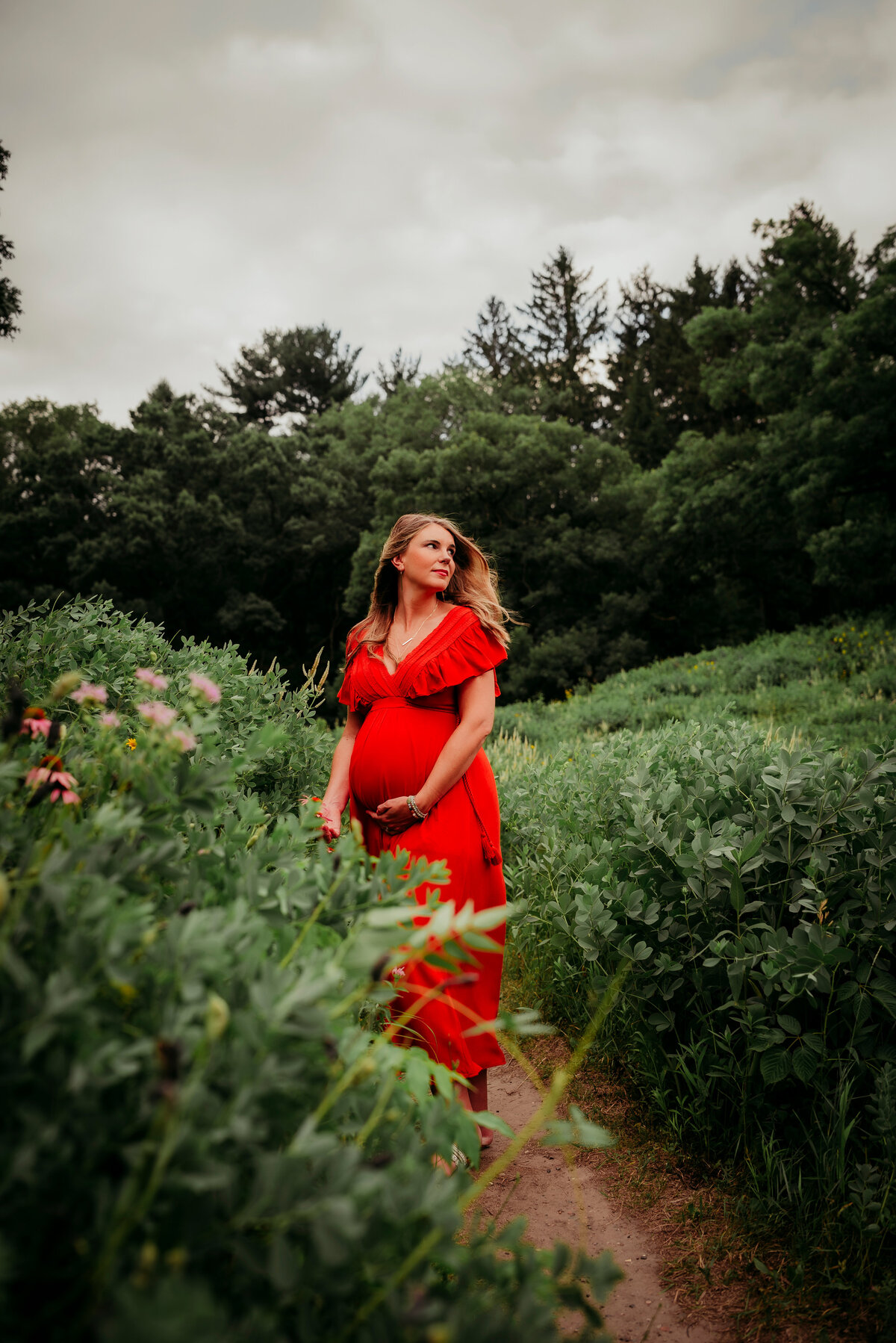 Dream amidst meadow serenity in our outdoor maternity sessions. Shannon Kathleen Photography paints your dreams with the natural beauty of maternity. Schedule your session.