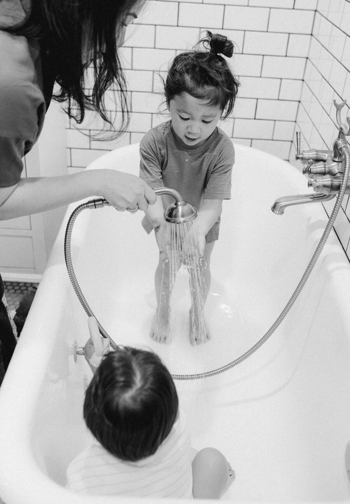Kids in bathtub at Austin family photo session