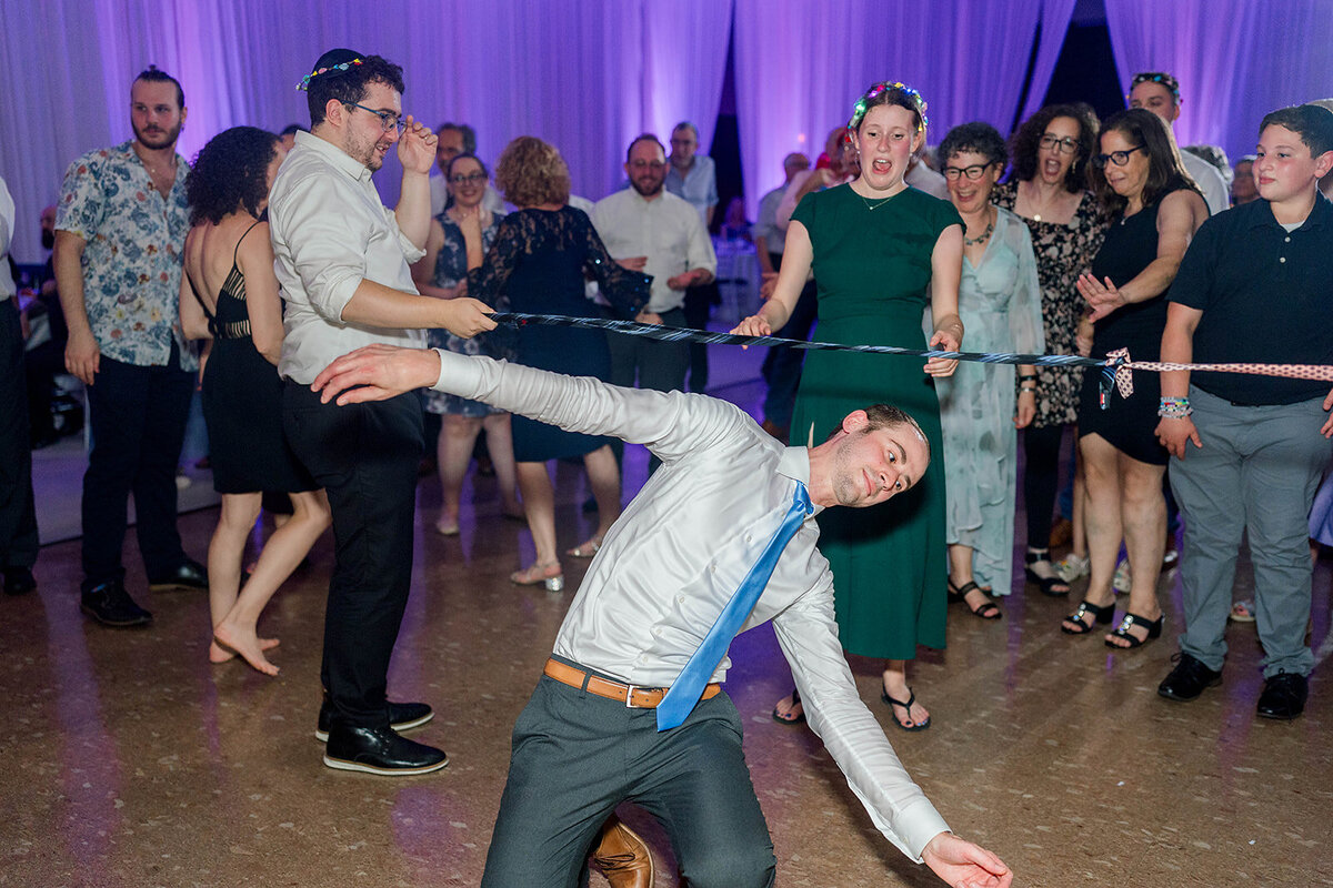 Eliana-Melmed-Photography-Chicago-LosAngeles-Jewish-WeddingPhotography-ElianaSklar-DanceFloor-00198
